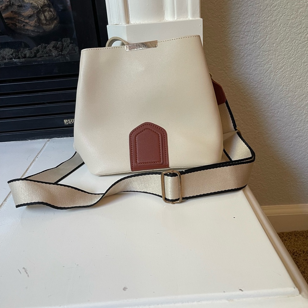 Beige bucket crossbody